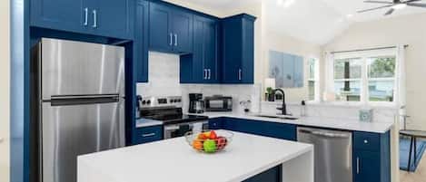 Refrigerador, microondas, horno, placa de cocina