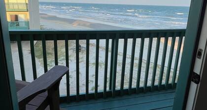 Beachfront Two Bedroom Condo with a Pool/2 nights or 7 nights. Pet friendly!