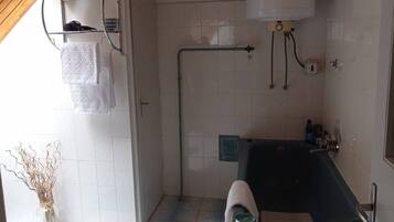 Haartrockner, Handtücher, Seife, Shampoo