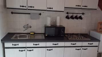 Køleskab, mikrobølgeovn, kogeplade, kaffe-/temaskine