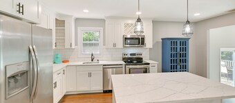 Hampton Bays Retreat: Walk to Squires Beach!