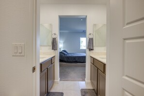 3 soverom, skrivebord, reiseseng for barn og wi-fi