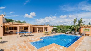 A swimming pool with a sun lounger and a ping pong table in a courtyard. - Villa Ca Na Francisca - By Dream Villas Pollensa (Pollensa)