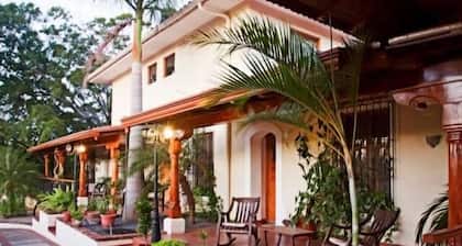 Los Altos Apartments & Studios
