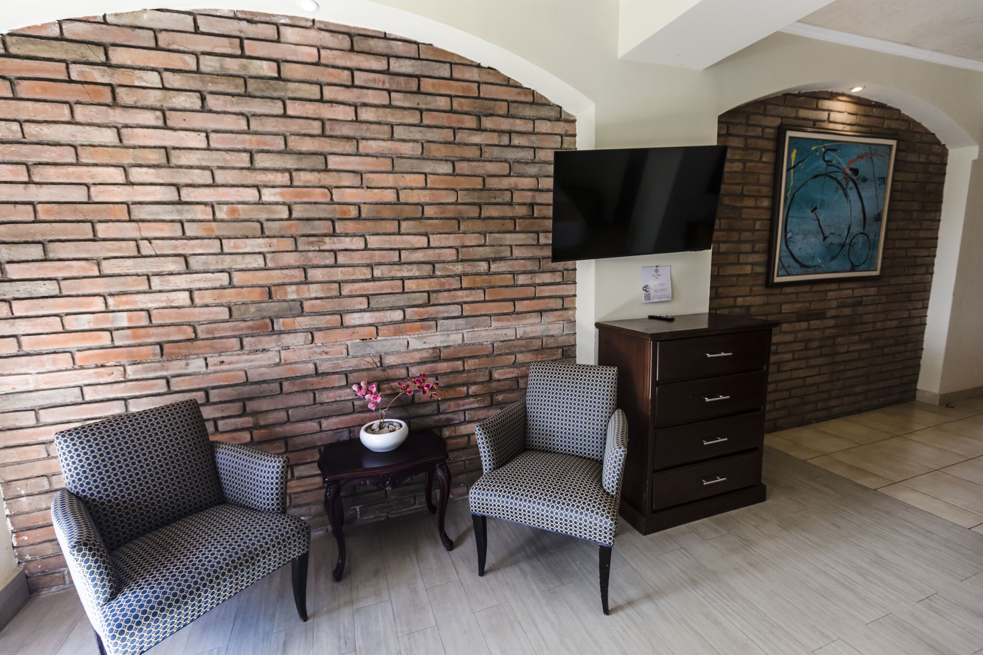 deluxe studio, pool view | living area