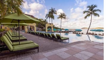 Piscine à débordement