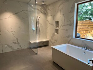 Shower, hair dryer, bidet, towels - St. Helena Property in the heart of Wine Country (St. Helena)