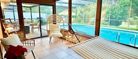 Una piscina al aire libre