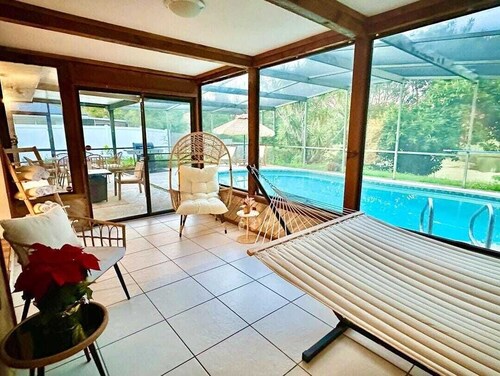 Cozy Lakefront Home w/ Pool -7 mins from Legoland