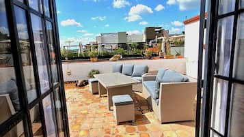 Deluxe Suite, City View | Terrace/patio