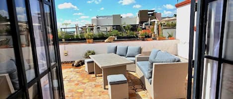 Deluxe Suite, City View | Terrace/patio