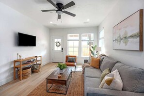 Casa, varias camas, hidromasaje (306 W Travis Unit D) | Área de sala de estar