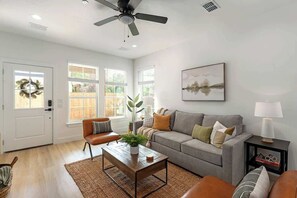 Casa, várias camas, banheira de imersão (306 W Travis Unit D) | Área de estar | TV 40 polegadas com canais digitais