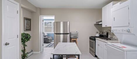 Réfrigérateur, four à micro-ondes, un four, surface de cuisson