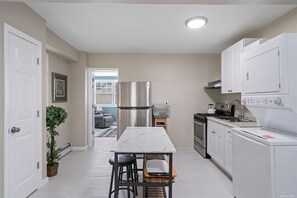 Jääkaappi, mikroaaltouuni, uuni, liesi