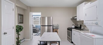 Cozy Cottage- Tucked Away and Private. Close to Village and Shopping.
