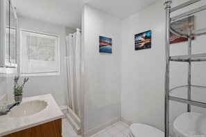 Hårtork, handdukar, tvål och toalettpapper