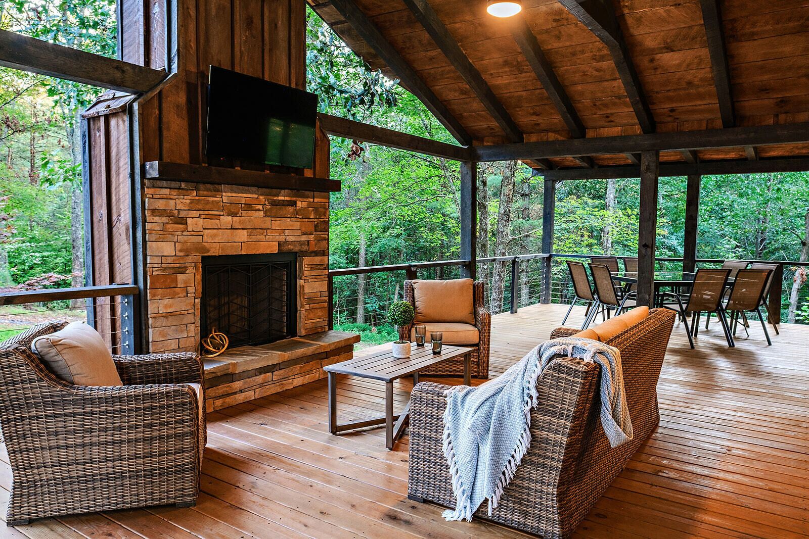 Modern cabin with wraparound deck, hot tub, game room & 9 mins to Blue Ridge!
