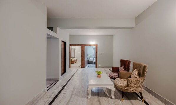 尊荣客房 | 客房内保险箱、办公桌、熨斗/熨衣板、床单