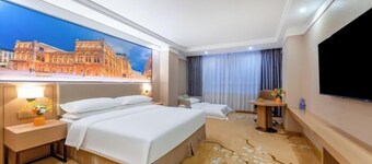 Vienna Classic Hotel （ ZhanJiang coastal park sea view gallery hotel ）