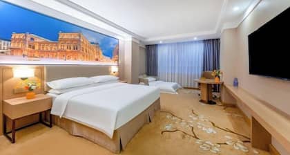 Vienna Classic Hotel ïŒ ZhanJiang coastal park sea view gallery hotel ïŒ