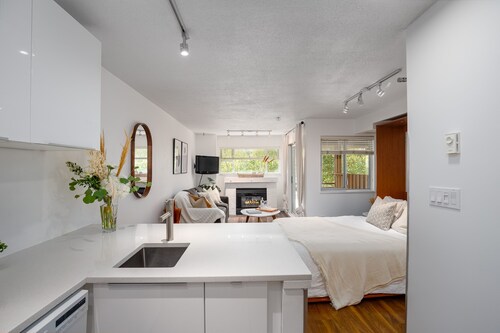 Modern Studio, Great Location, Free Parking & Hot Tub