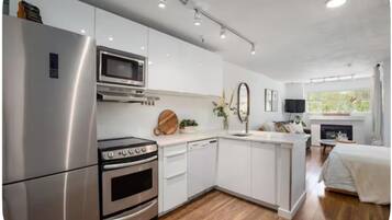 Jääkaappi, mikroaaltouuni, uuni, liesi