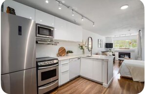 Fridge, microwave, oven, stovetop - Modern Studio, Great Location, Free Parking & Hot Tub (Whistler)