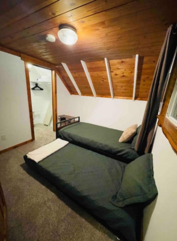 Private 2br Creekside Chalet W/ Wood Stove! - Bellingham, WA