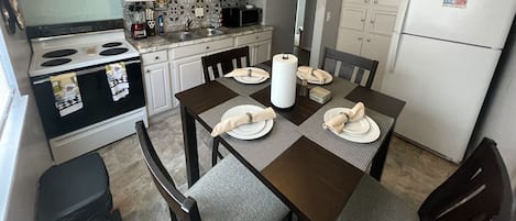 Kühlschrank, Mikrowelle, Ofen, Herdplatte