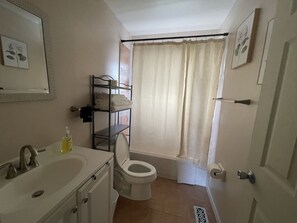 Sèche-cheveux, serviettes fournies, savon, shampoing