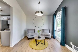 Smart TV y chimenea 