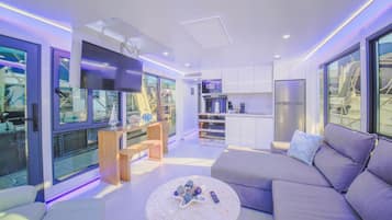 Kokomo Houseboat | 客廳 | 55 吋智能電視連數碼電視頻道