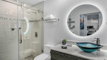 Leilighet – comfort | Bad | Dusj, hårføner, håndklær og såpe
