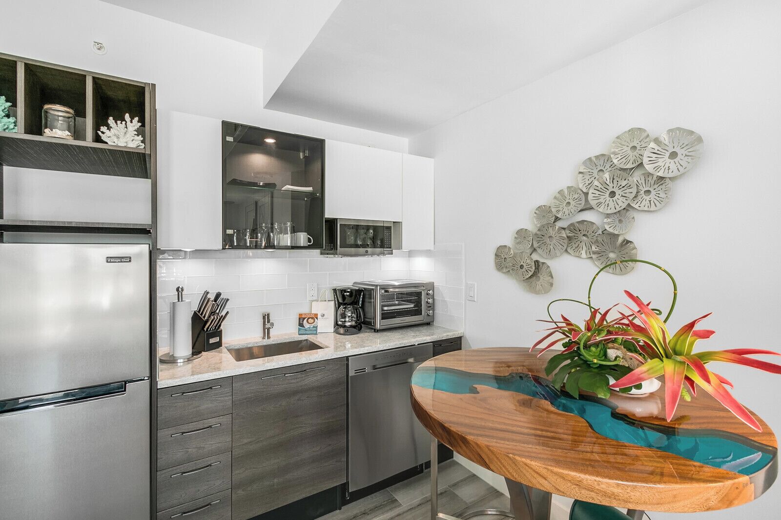 Geladeira grande, torradeira, talheres/pratos/utensílios de cozinha