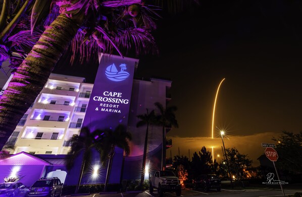 ด้านหน้าที่พัก - ตอนเย็น/กลางคืน