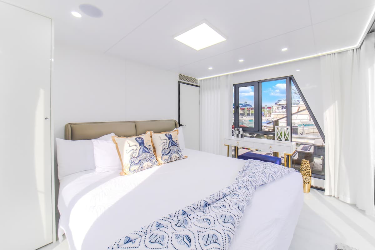Luxe Lagoon Houseboat | 1 bedroom, premium bedding, individually furnished, laptop workspace