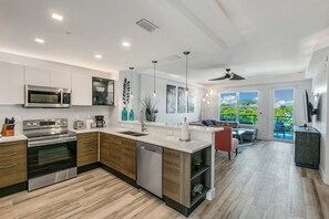 Grand réfrigérateur, grille-pain