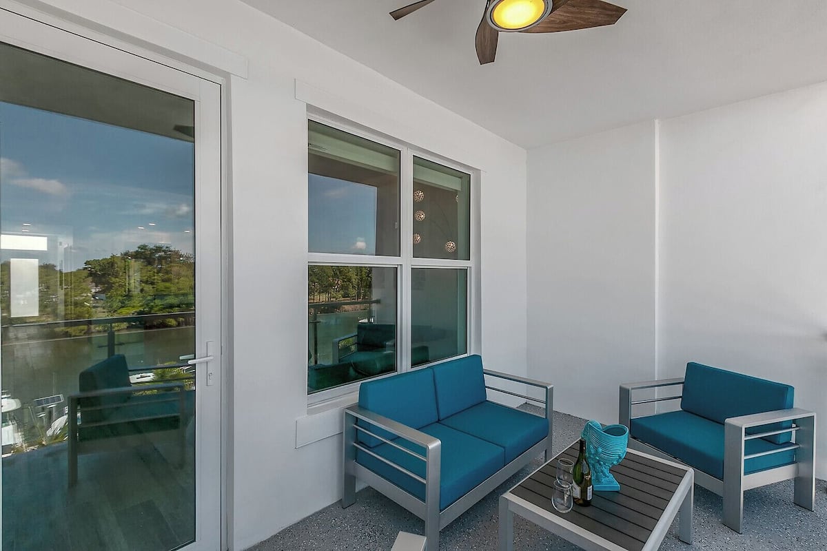 Comfort Apartment | Premium bedding, individually furnished, desk, laptop workspace