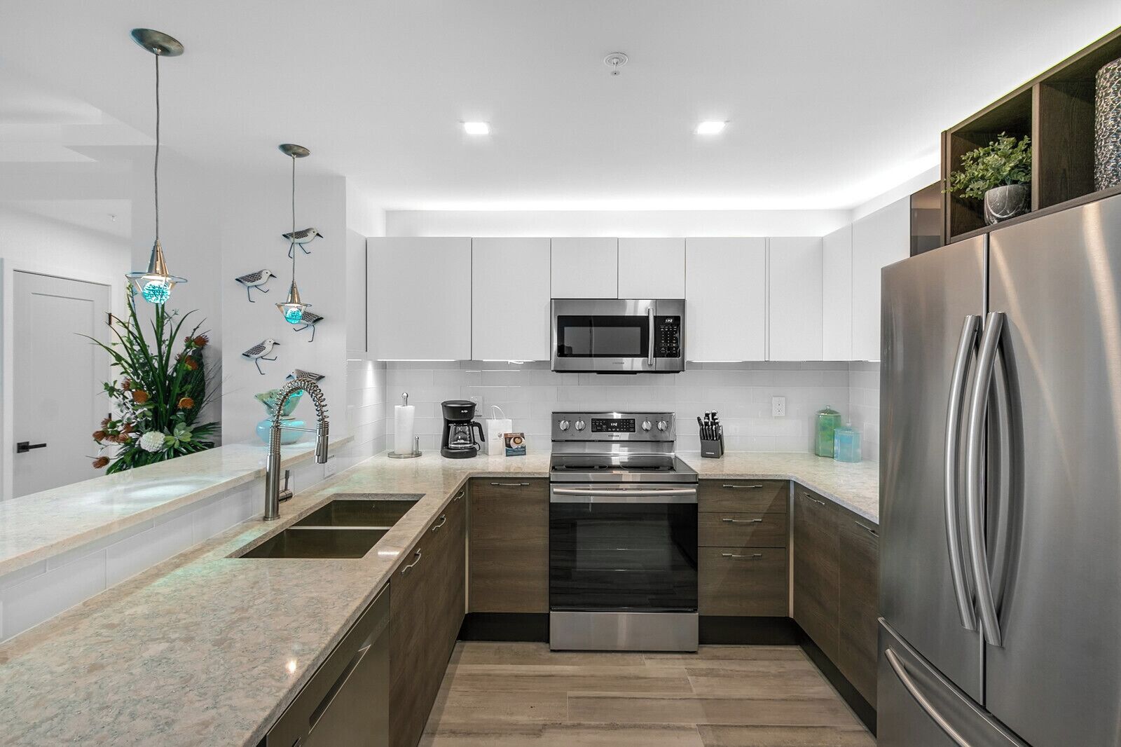 Geladeira grande, torradeira, talheres/pratos/utensílios de cozinha