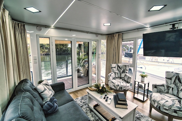 Shangrila Houseboat | Premium bedding, individually furnished, iron/ironing board, free WiFi