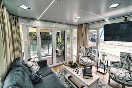 Shangrila Houseboat | Premium bedding, individually furnished, laptop workspace