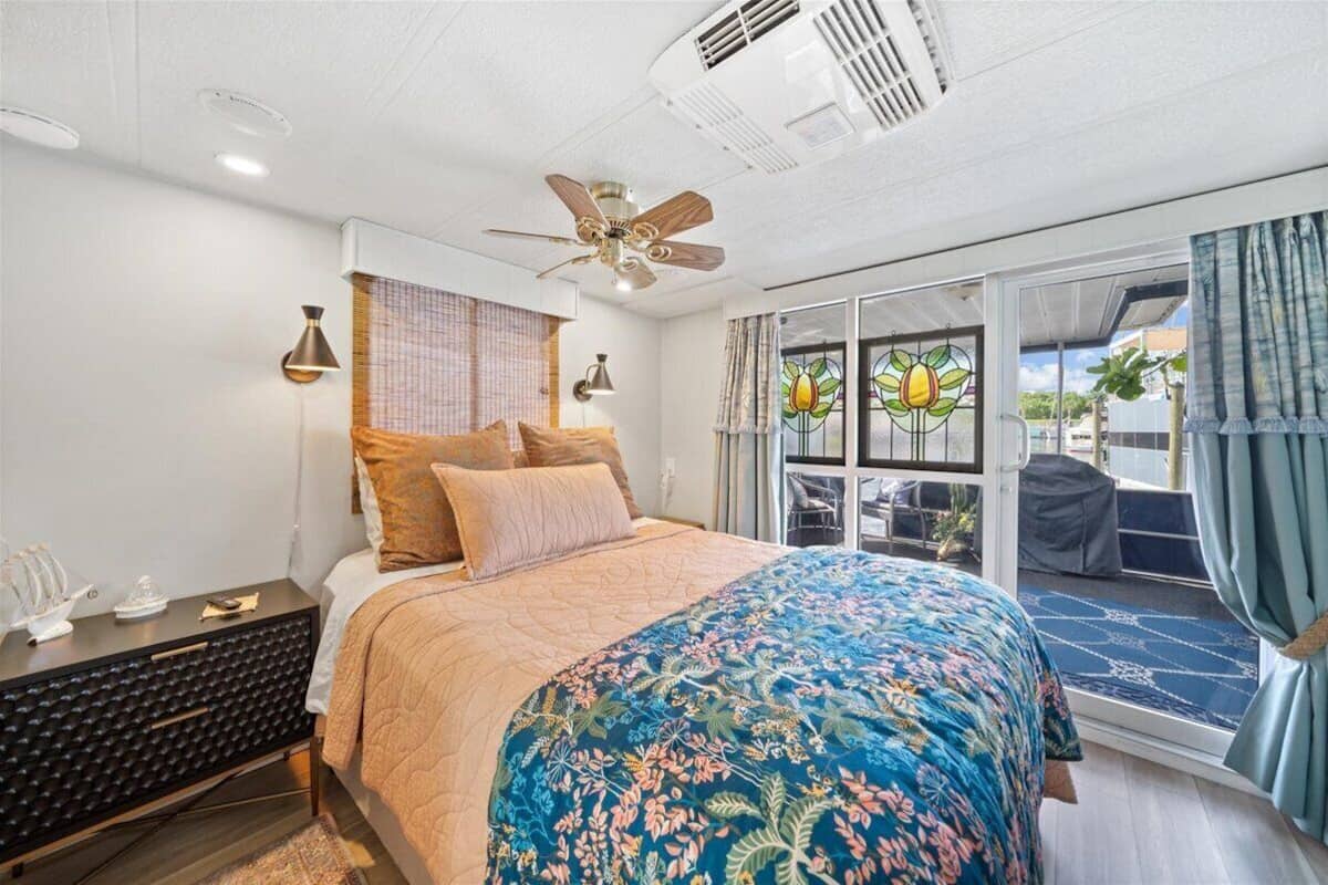 Pura Vida Houseboat | 1 多间卧室、高档床上用品、特色家居、笔记本电脑工作区