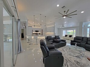 Living area - Luxury at its best, All the Bells and whistles one desires. Close to all.. (Cape Coral)