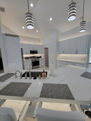 Private kitchen - Luxury at its best, All the Bells and whistles one desires. Close to all.. (Cape Coral)