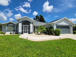 Exterior - Luxury at its best, All the Bells and whistles one desires. Close to all.. (Cape Coral)