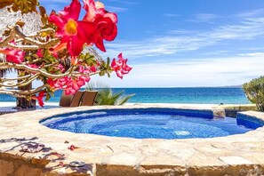 Pool - Villa Hacienda del Mar

On the Beach, Infinity Pool & Spa, Priv Pickleball Court (Los Barriles)