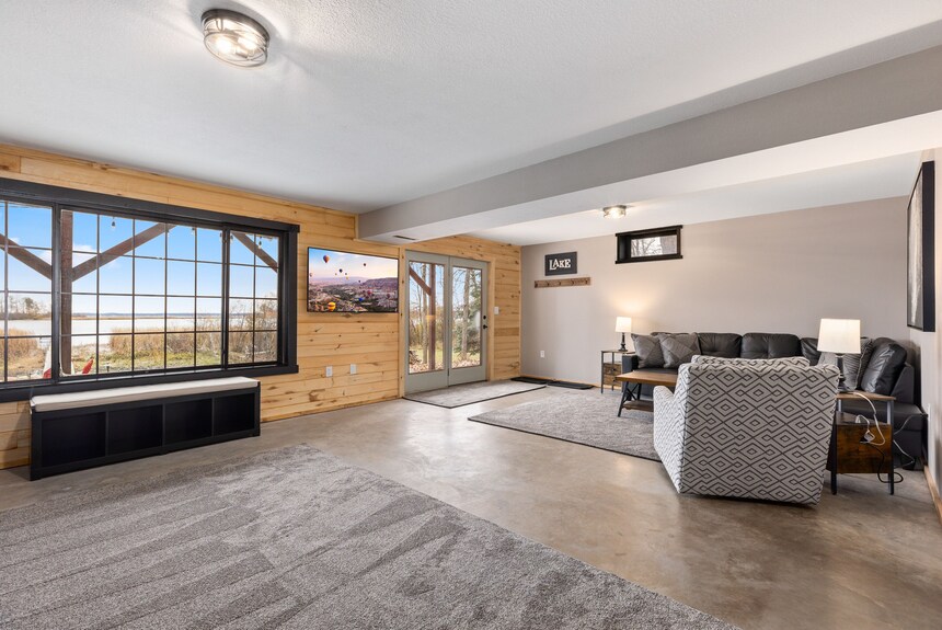 Lake Home On Pelican!! Just A Short Walk Away From Food, Live Music, & Golf! - Minnesota