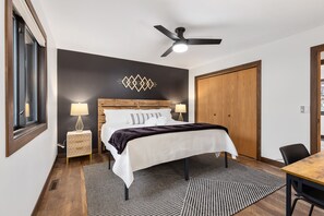 3 bedrooms, desk, iron/ironing board, free WiFi - LAKE HOME ON PELICAN!! Just a short walk away from food, live music, & golf! (Breezy Point)