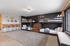 3 bedrooms, desk, iron/ironing board, free WiFi